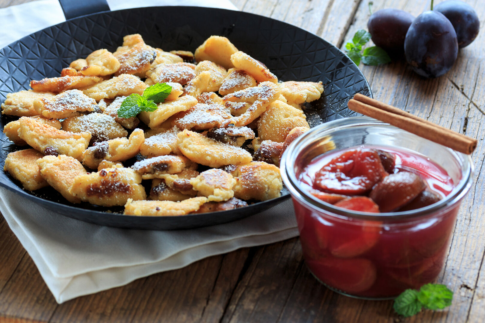 Kaiserschmarrn mit Kompott | Credit: iStock.com/juefraphoto
