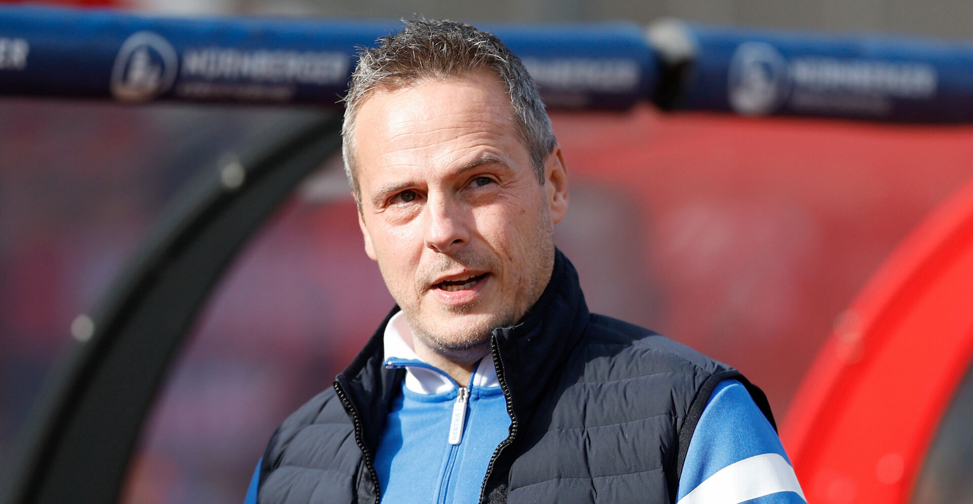 Kay Bernstein auf der Trainerbank des FC Hertha