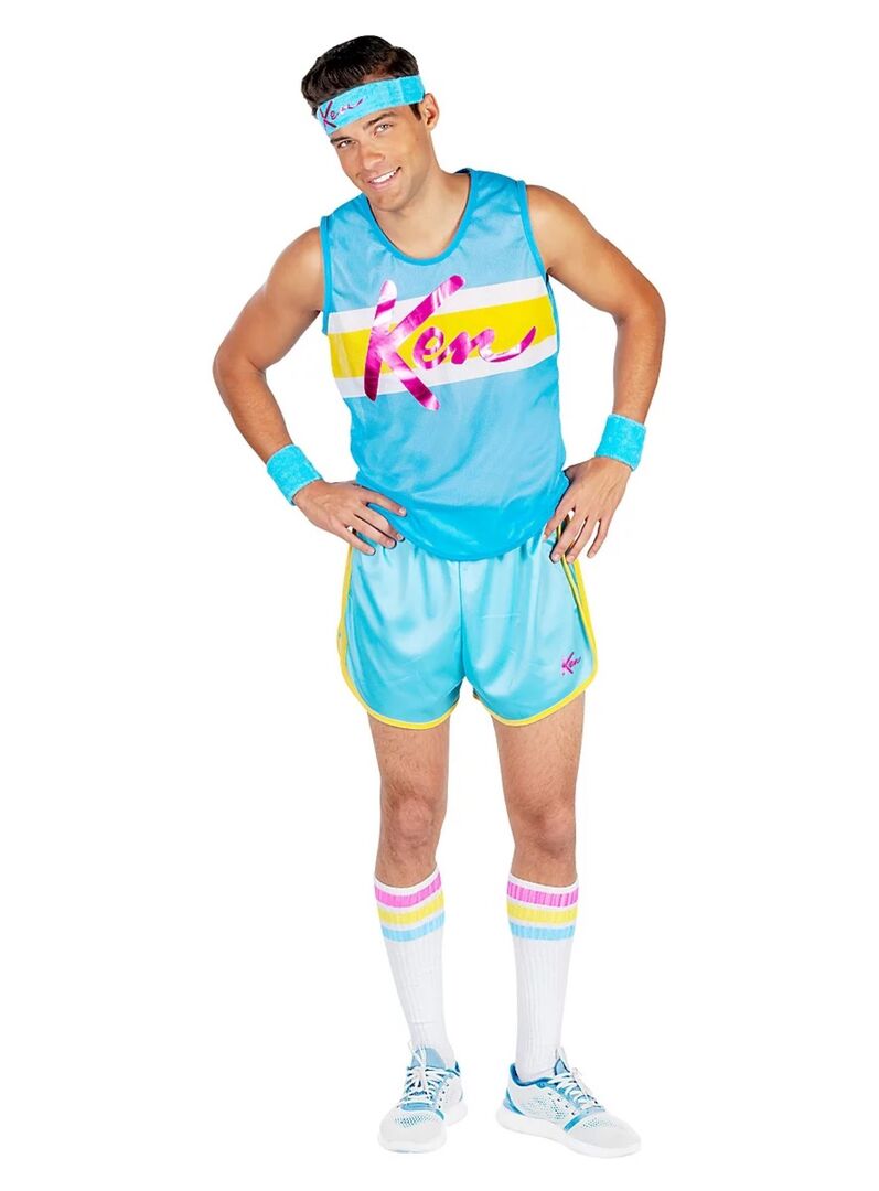 Mann mit kurzen schwarzen Haaren im blauen Kenoutfit