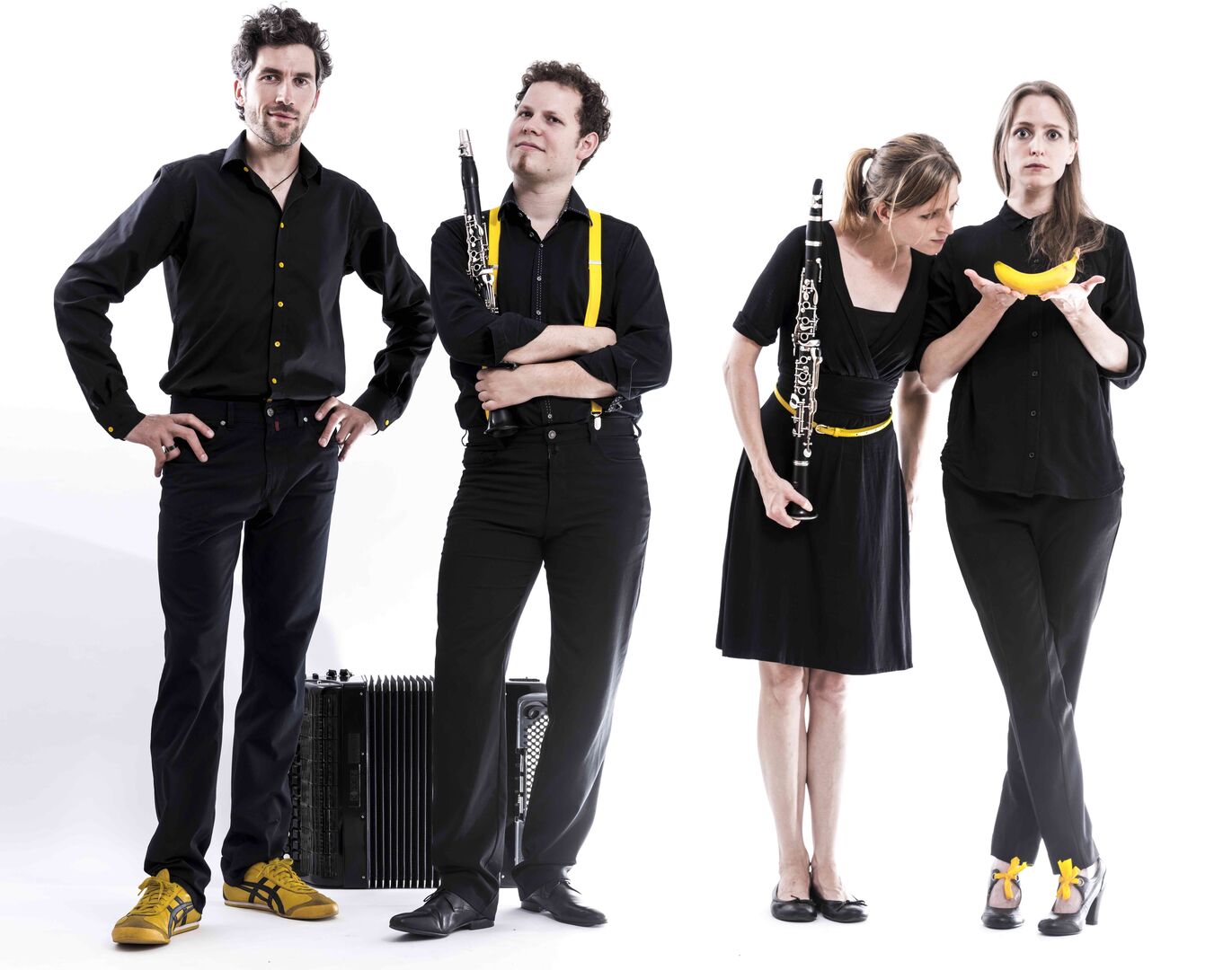 Klakradl - Formation mit Musikinstrumenten in Schwarz gekleidet mit gelben Highlights