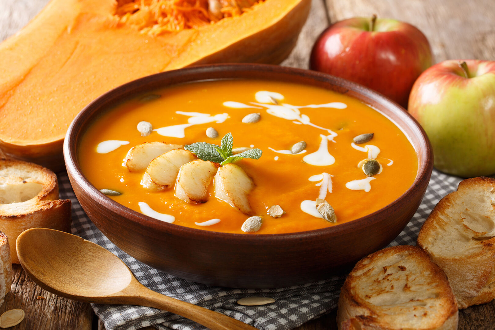 Kürbis-Apfel-Suppe mit Brot | Credit: iStock.com/ALLEKO