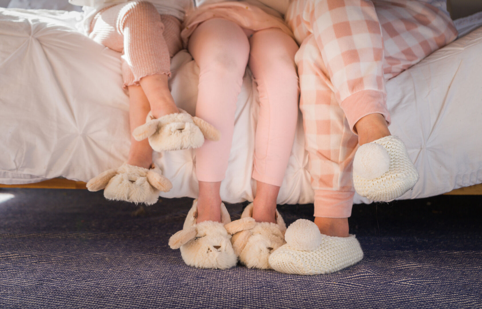 Kinder mit Plüschhausschuhen | Credit: iStock.com/IONs