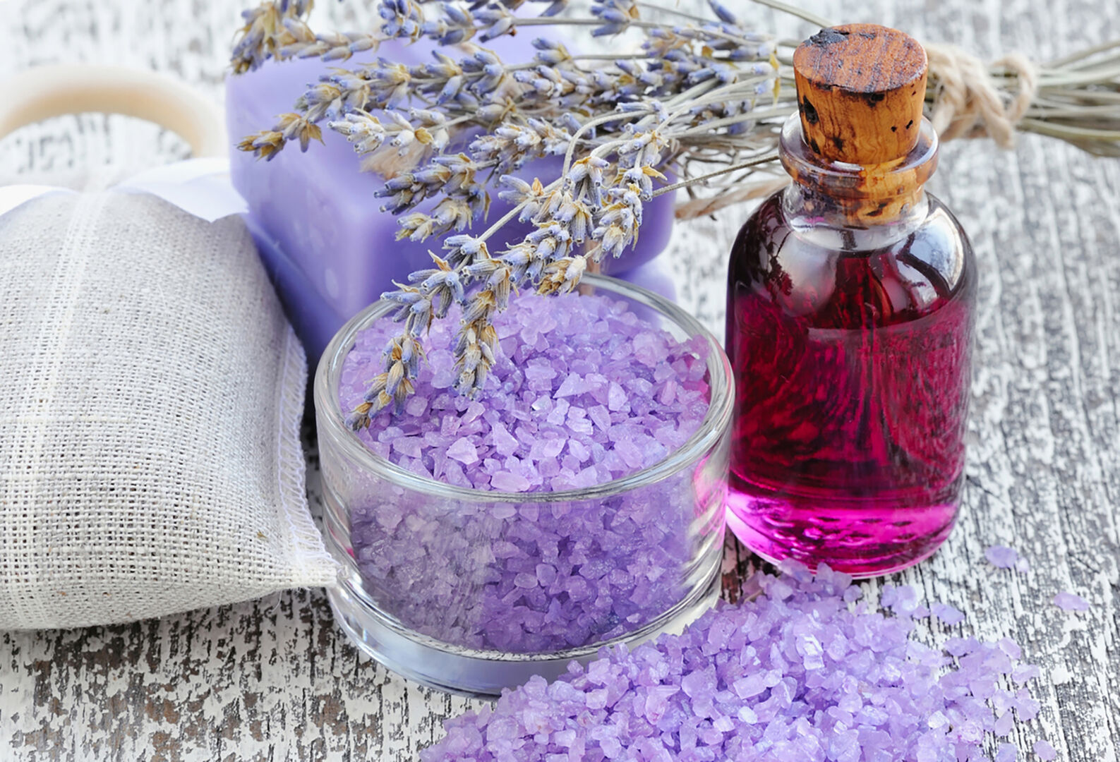 Lavendel-Öl und -salz | Credit: iStock.com/Nataliia_Melnychuk