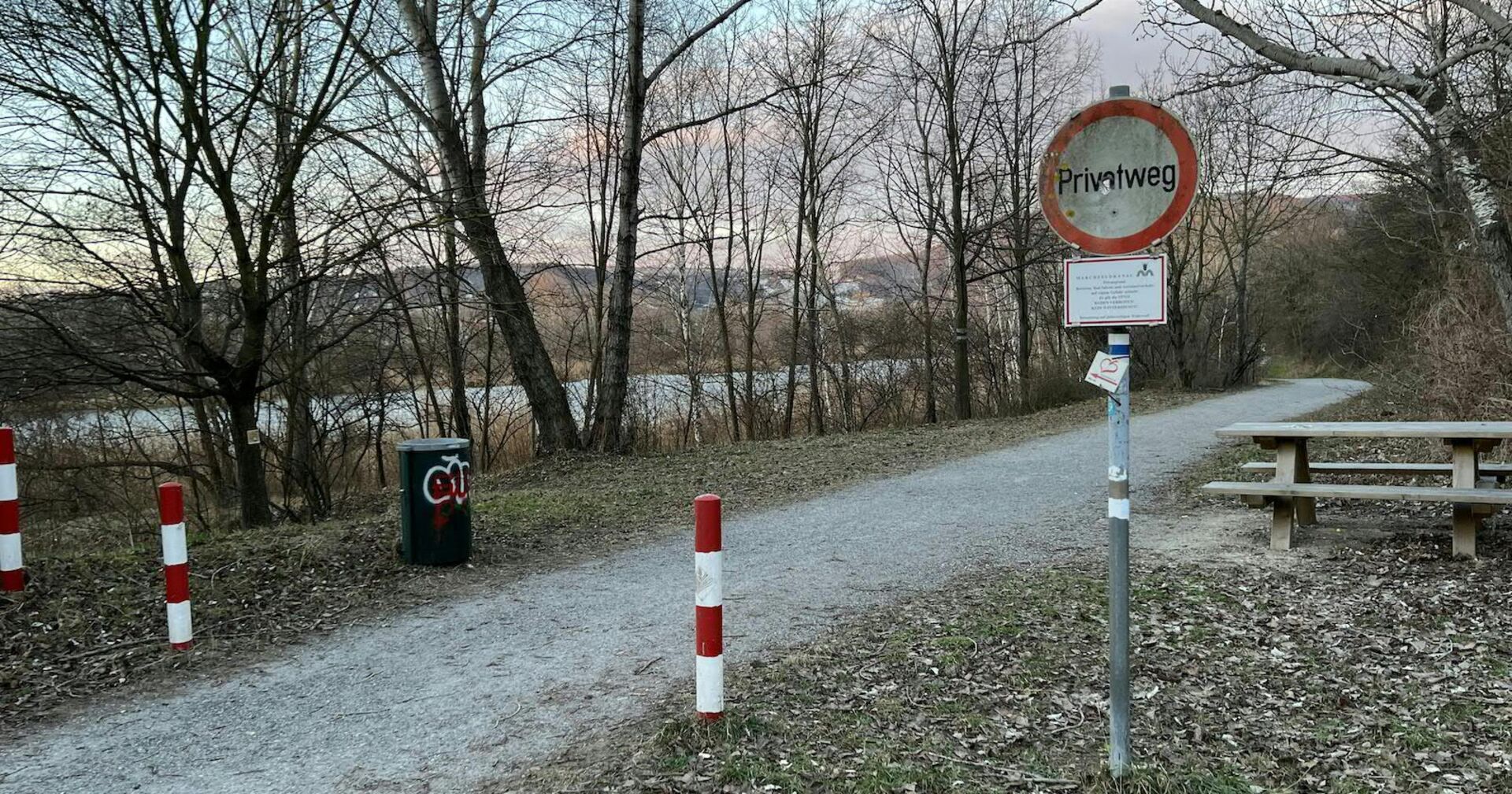 Der Privatweg vor dem Abschnitt &quot;schwarze Lacke&quot; beim Marchfelderkanal