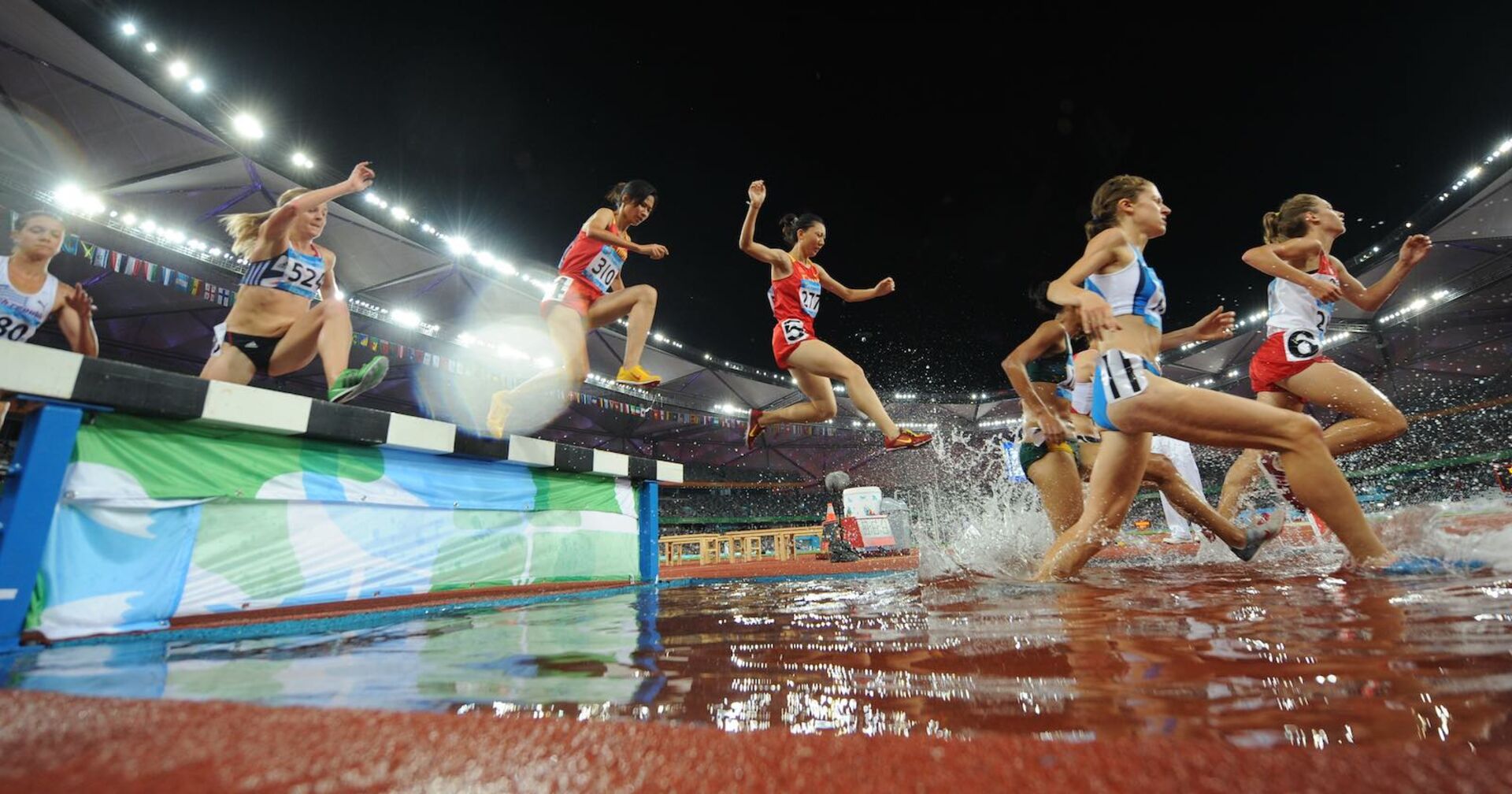 Frauen bei einem 3.000-Meter-Hindernislauf.