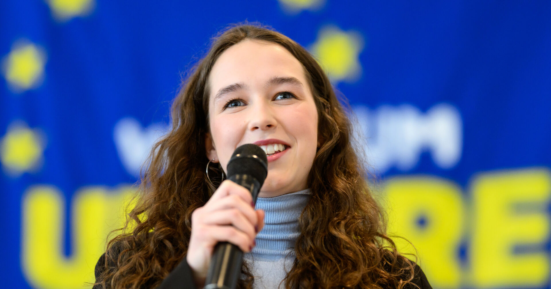 Lena Schilling verkündet offiziell ihren Antritt als Spitzenkandidatin für die Grünen bei der Wahl zum Europaparlament.