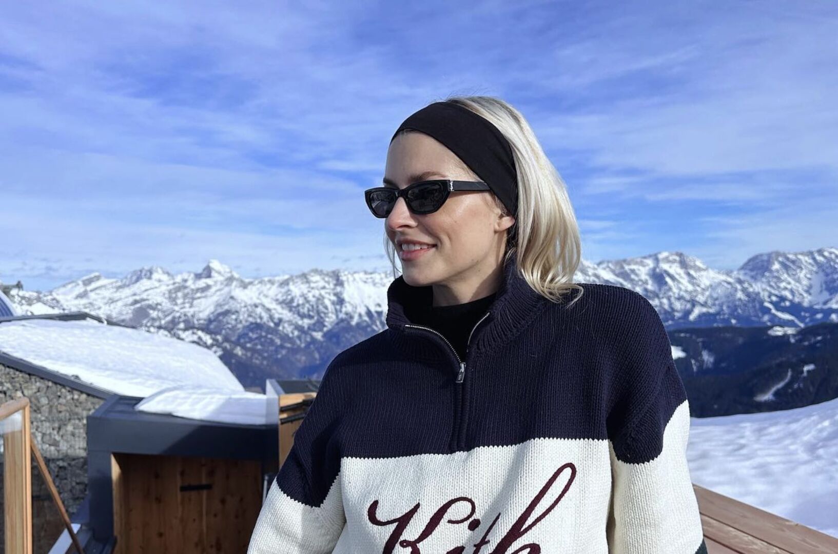Lena Gercke mit Sonnenbrille auf dem Balkon im Priesteregg