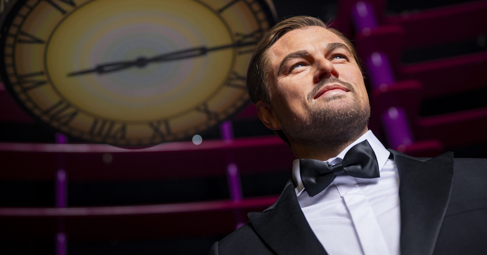 Schauspieler Leonardo DiCaprio steht im Smoking im Wachsfigurmuseum | Credit: Christoph Kleinsasser