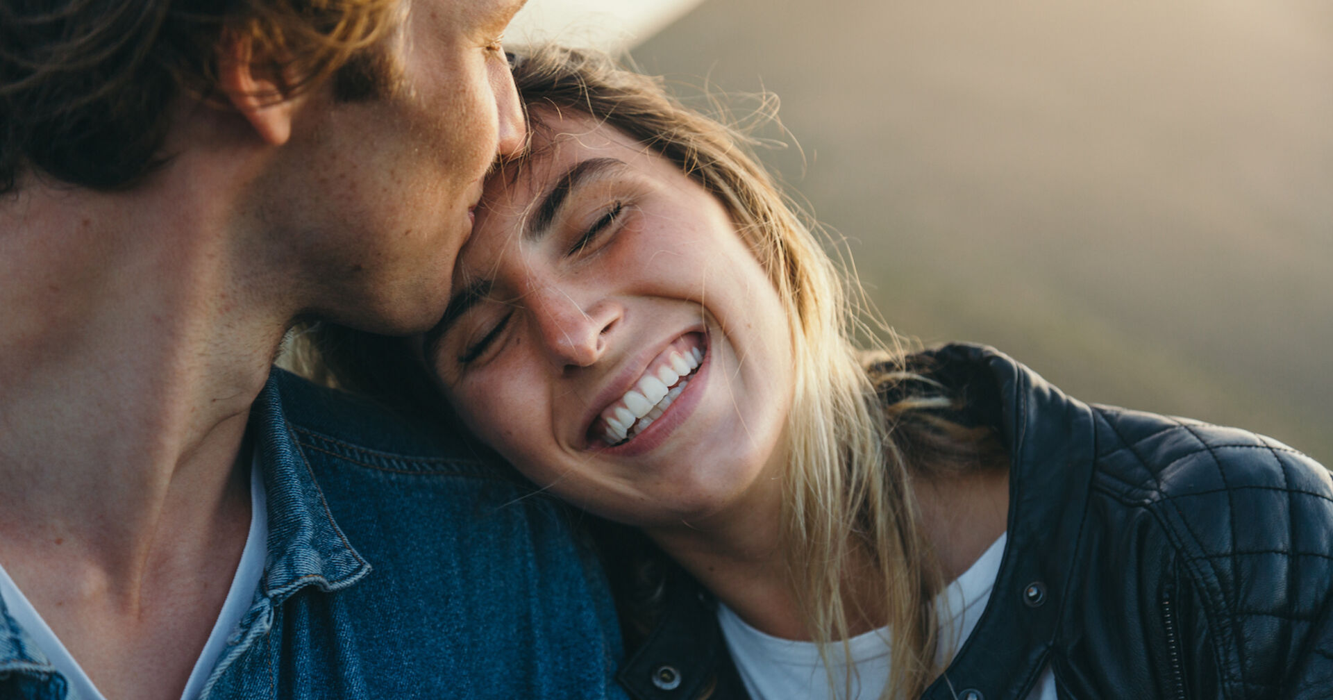 Ein Liebespaar. Er küsst sie auf die Stirn.
