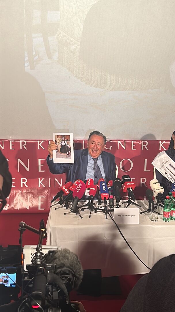 Richard Lugner hält bei der Pressekonferenz das Foto von Priscilla Presley vor die Kamera.