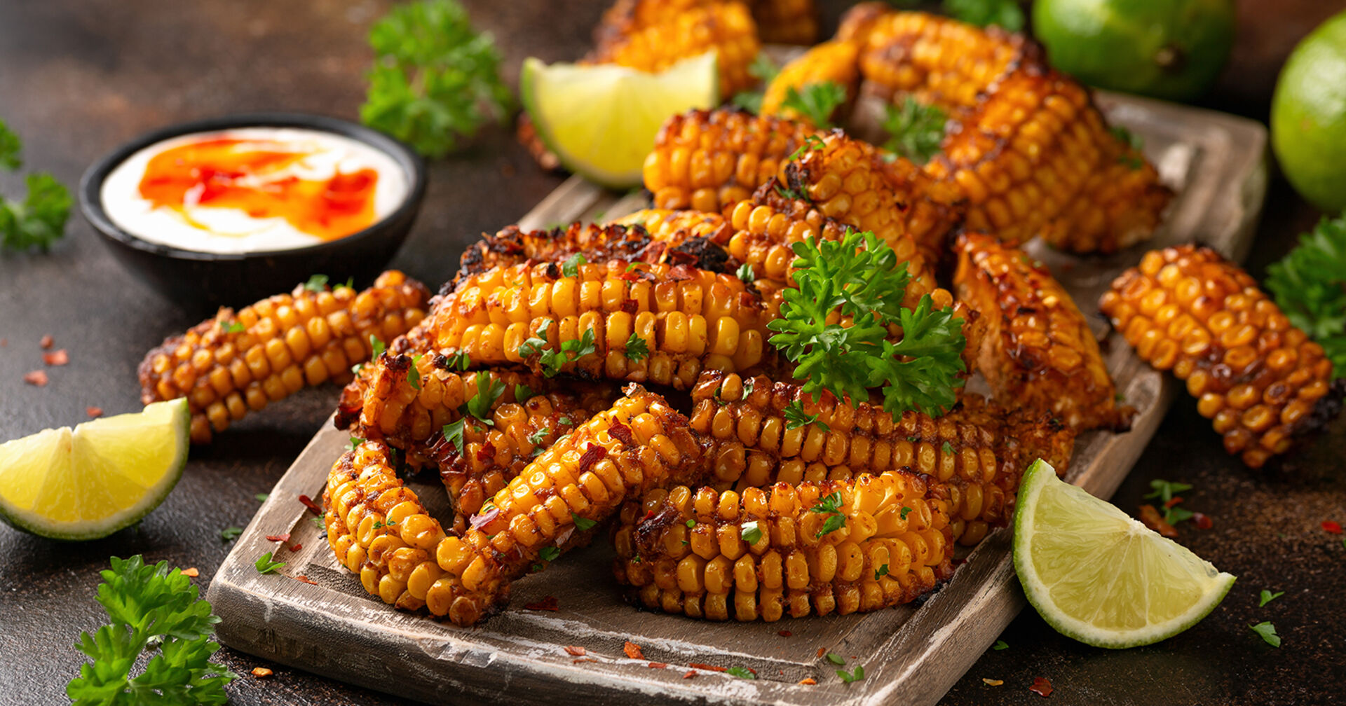 Mais-Rippchen auf einem Brett | Credit: iStock.com/DronG