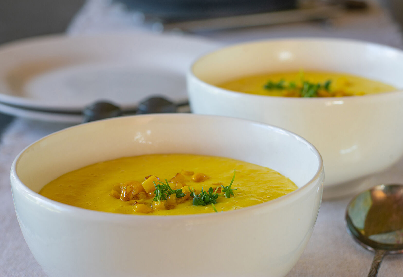 Maissuppe in zwei Tellern | Credit: iStock.com/Angelika Heine
