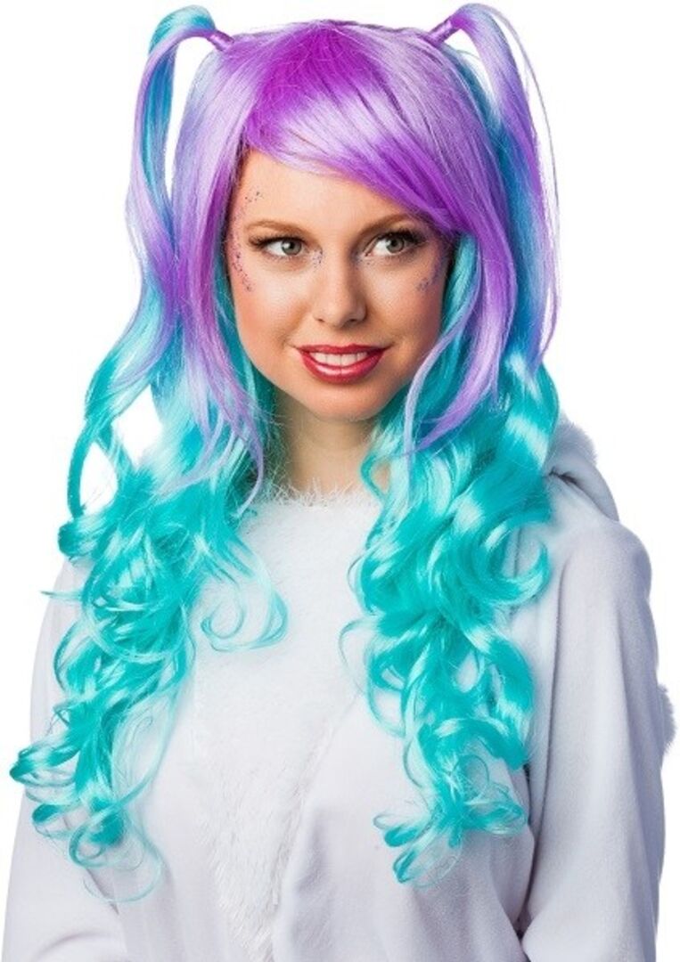 Frau mit türkis-pinker Perücke