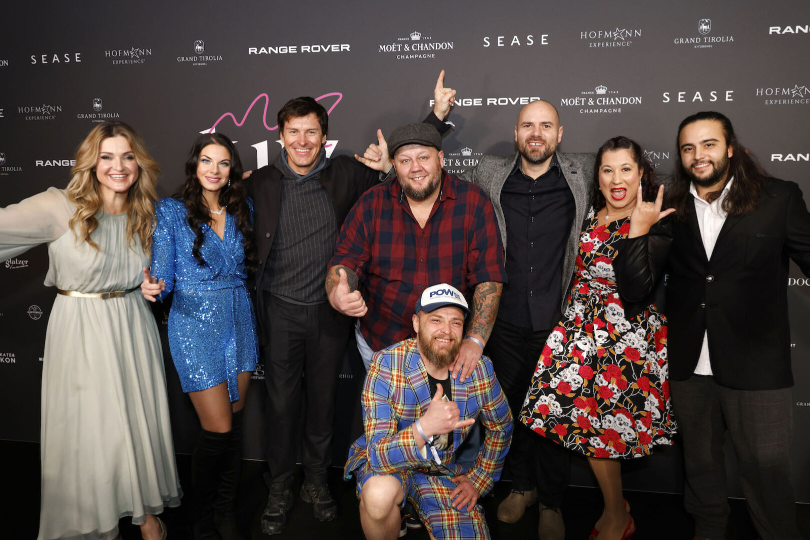 Die Band Masters of Disaster vor einer Fotowand.