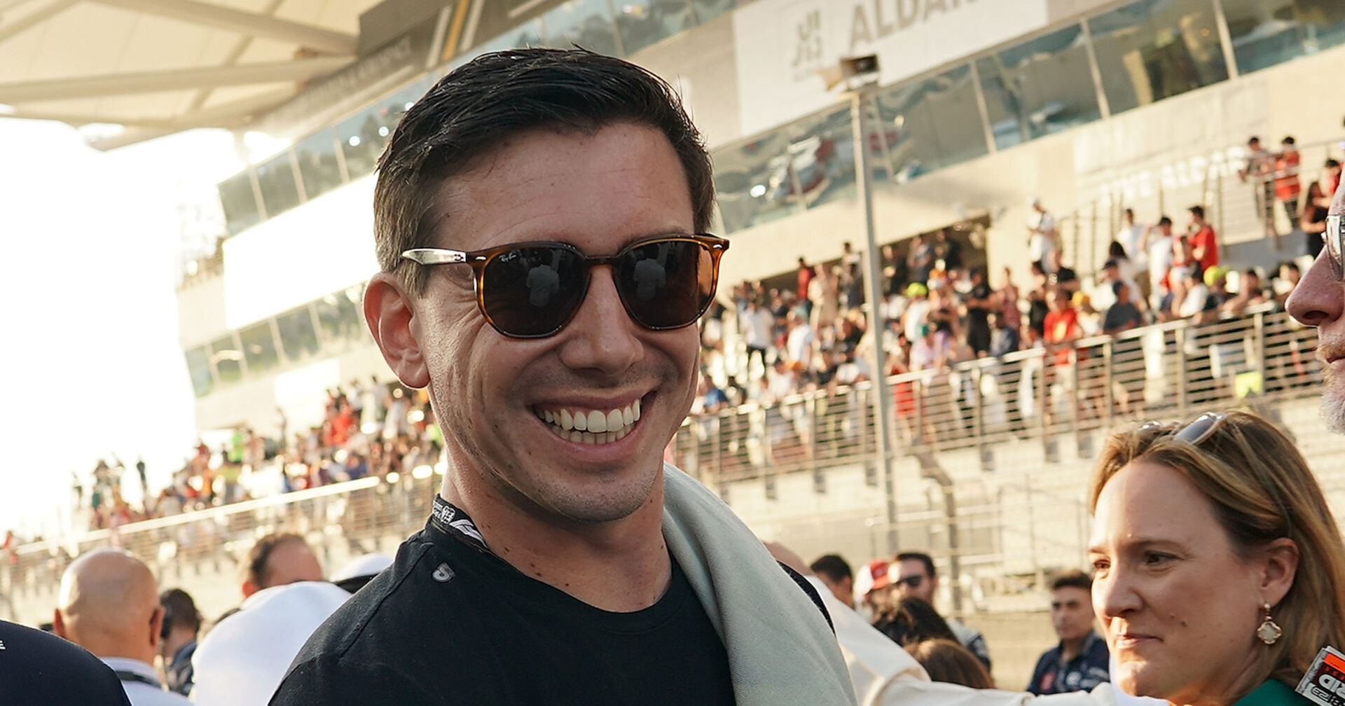 Mark Mateschitz, breit grinsend mit Sonnenbrille am Spielberg-Ring