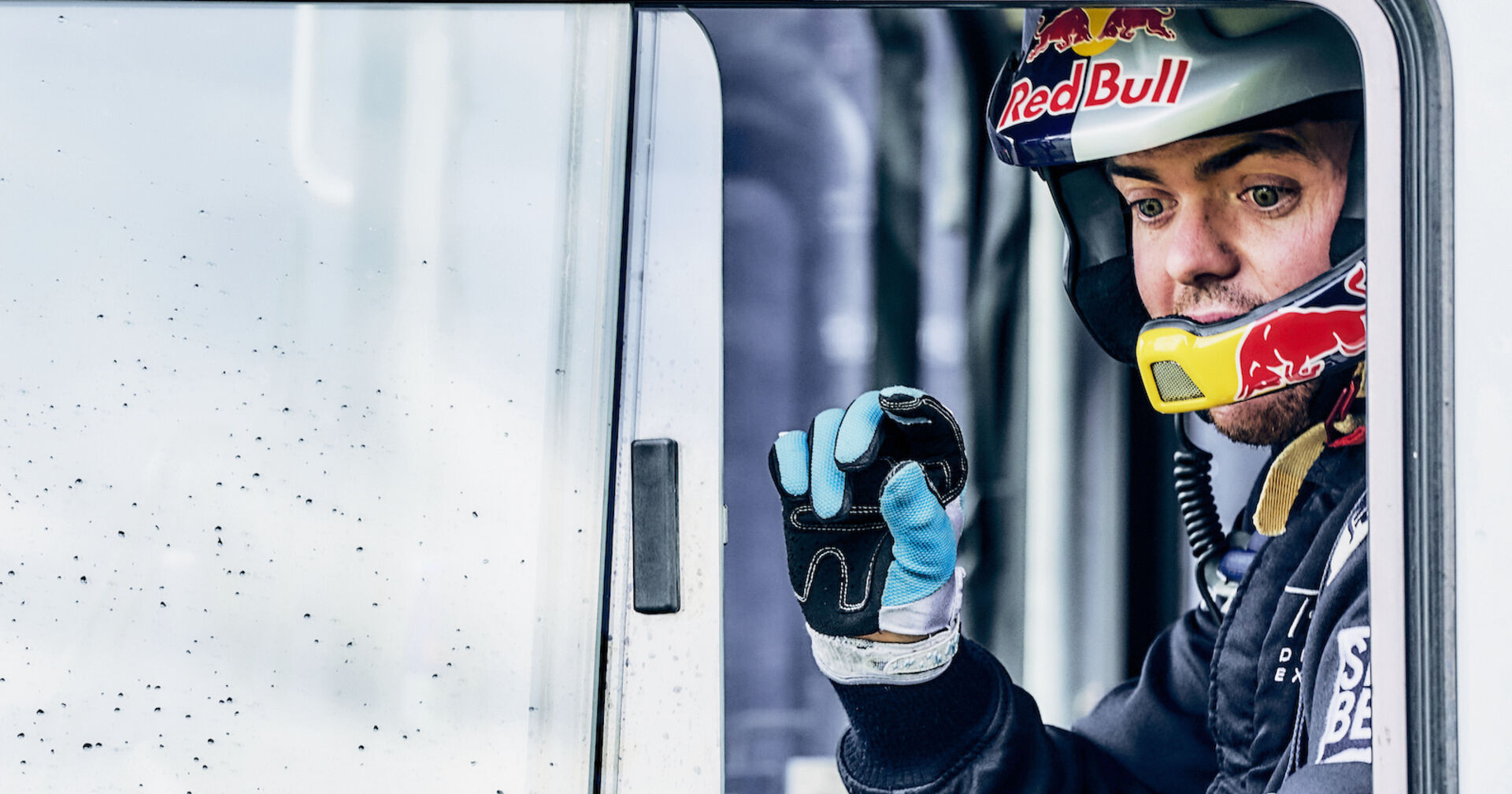 Matthias Walkner winkt aus dem Auto