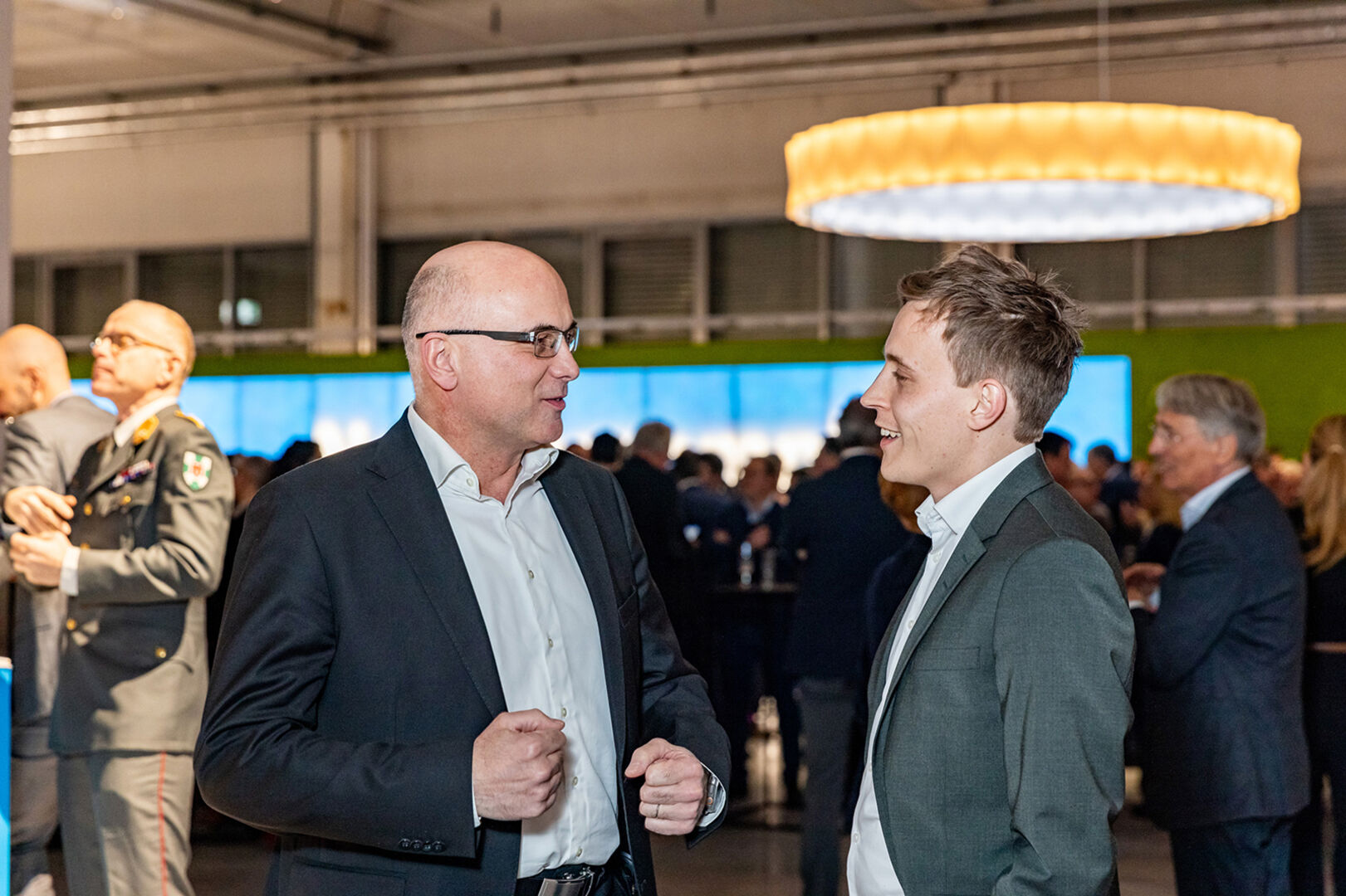 Gerhard Frainer (Liebherr) und Dennis Vetter (IV) (v. li.)