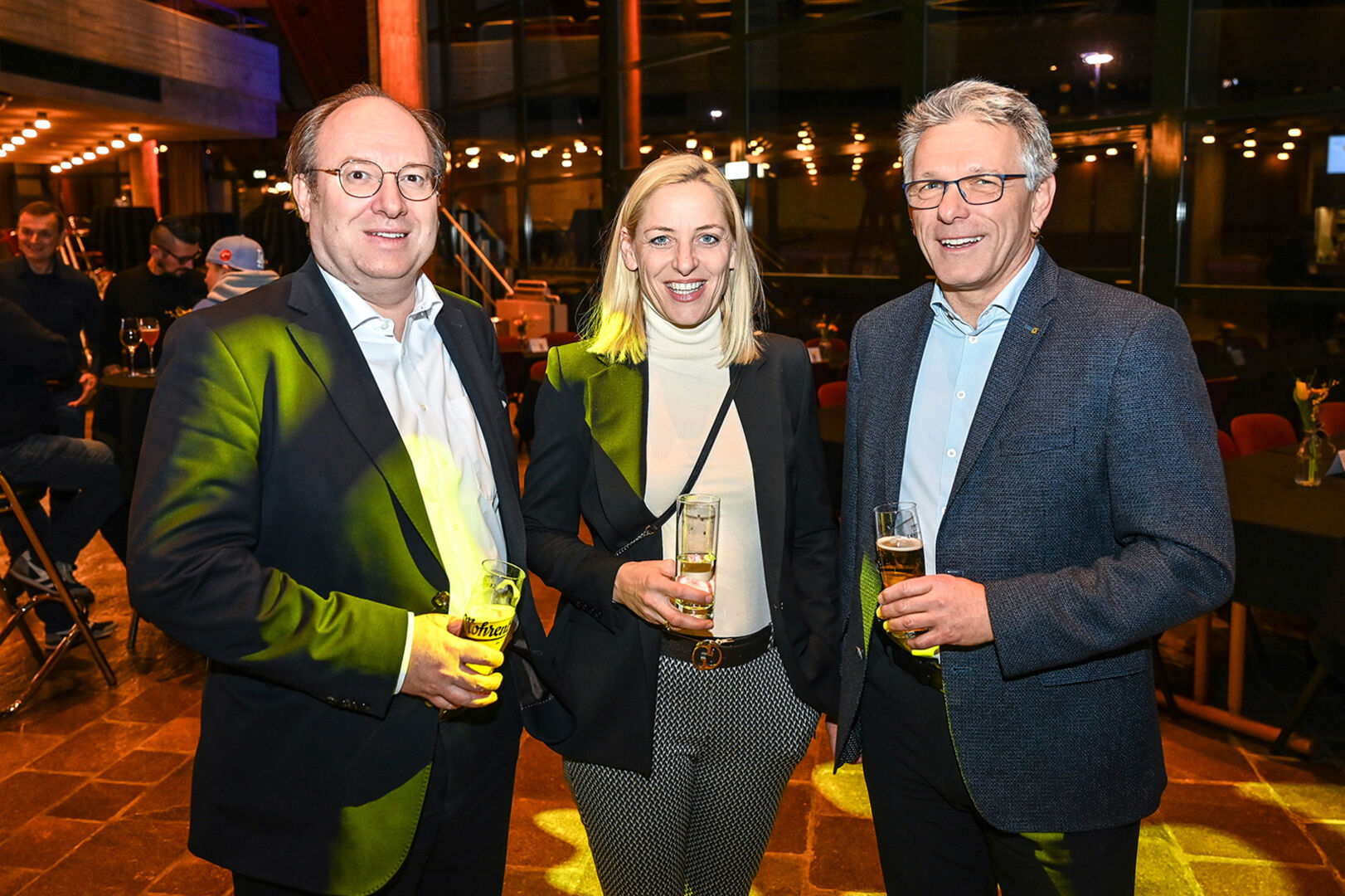 Kommunikationstrainerin Heidi Winsauer mit Gernot Erne (li.) und Udo Rainer (re.)  (beide Raiffeisenbank)