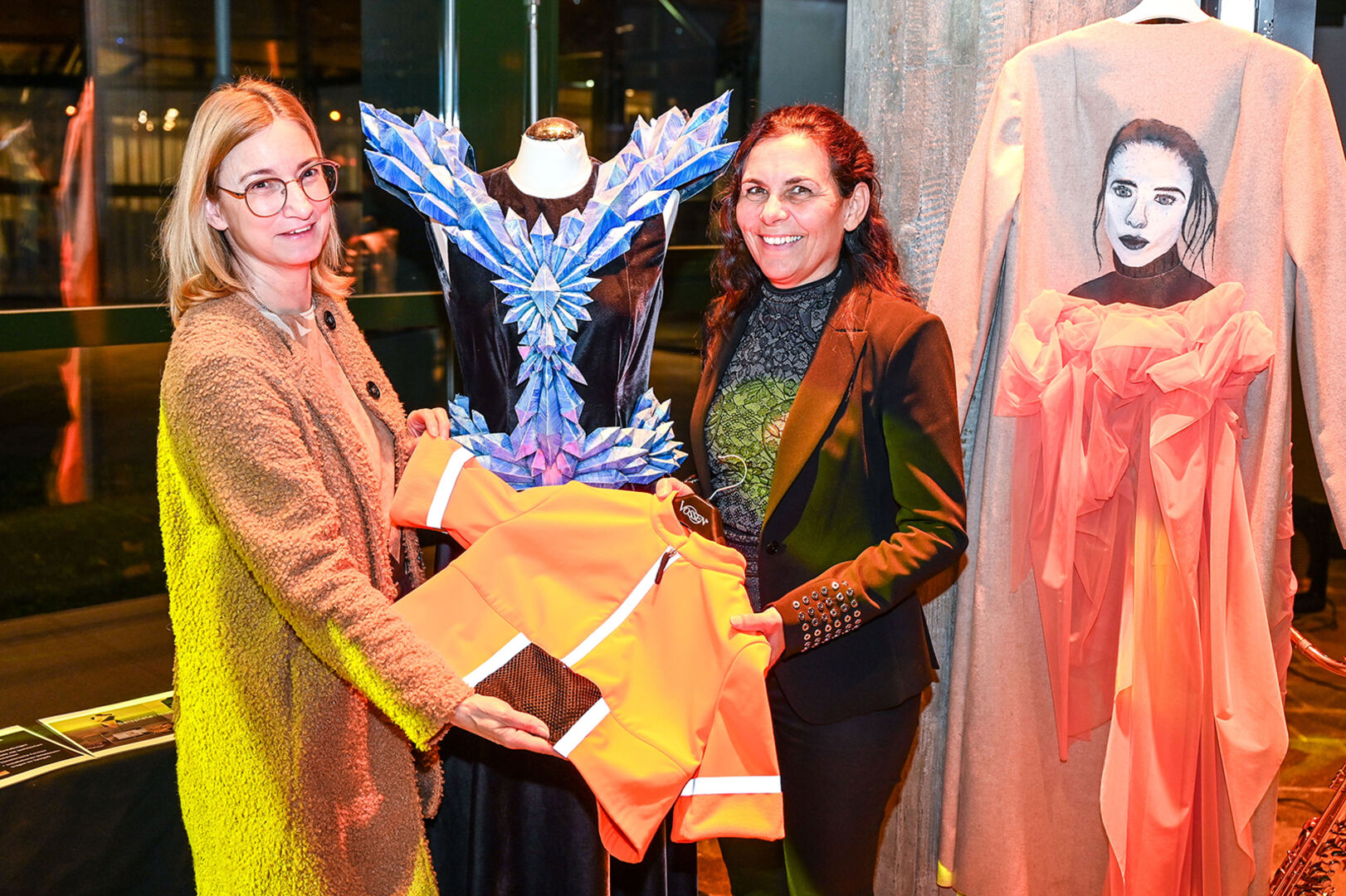 Annemarie Prirsch und Corinna Stocker (beide HTL Dornbirn) mit dem Projekt „Fashion Walk“ (v. li.)