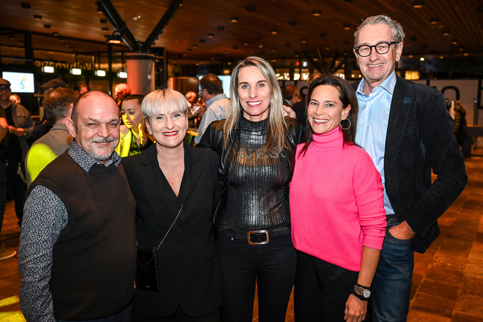 Christoph und Sabrina Miessgang mit Petra Riest (Jack &amp; Jones), Helga Büttner (Mango) und  Michael Ritzinger (Facona) (v. re.)