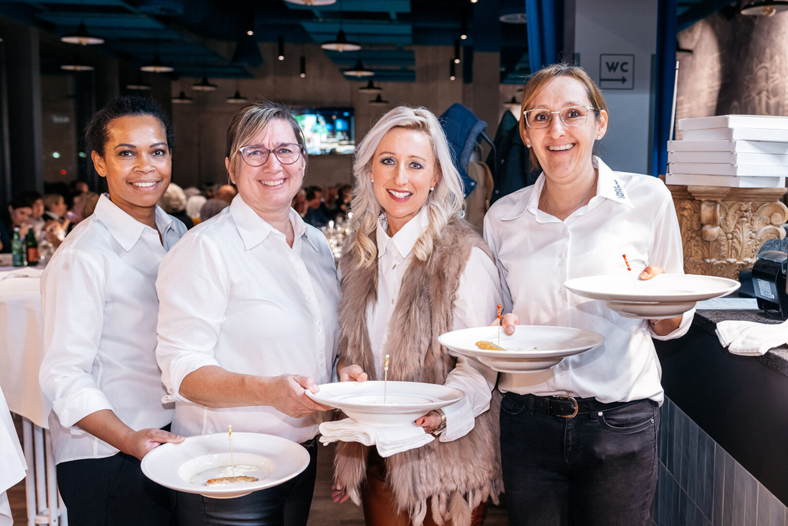 Tina Stöckler mit dem Serviceteam des kulinarischen Abends.