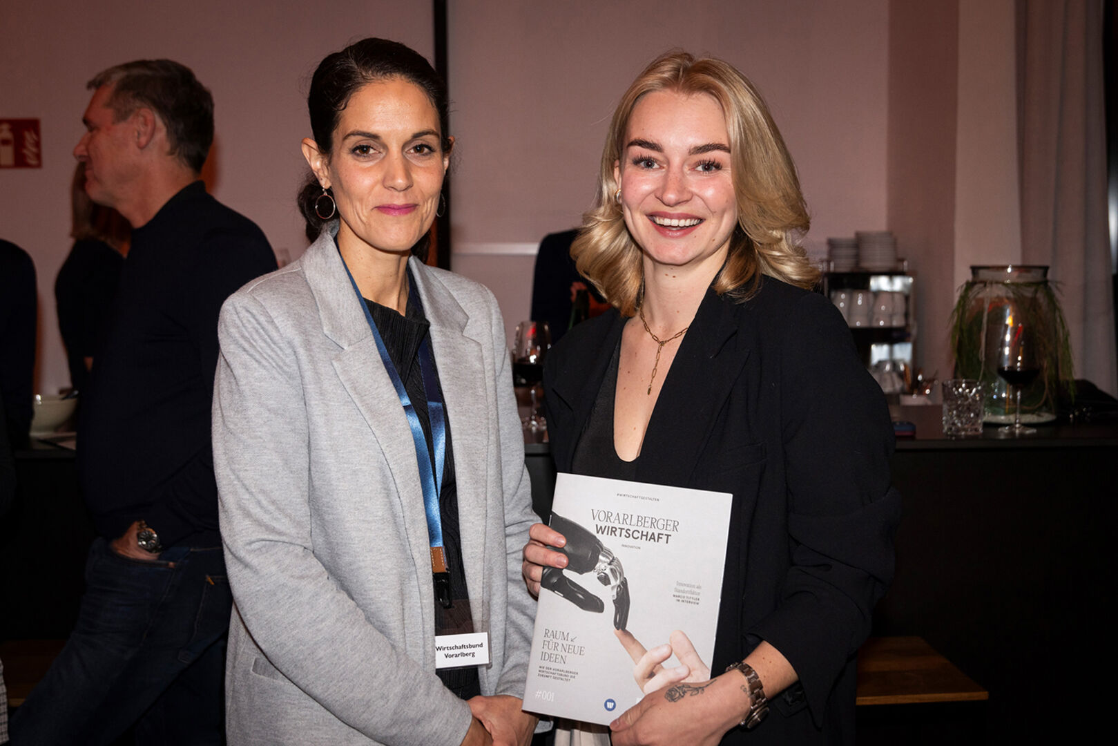 Magazin Team: Nadine Ender (WB Vorarlberg) und Grafikerin Tabea Martin  (BUERO LUDWINA) (v. li.)