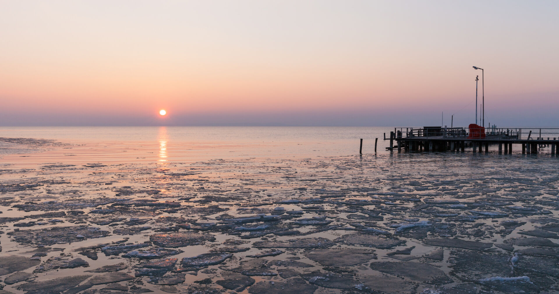 Der gefrorene Neusiedler See bei Sonnenuntergang
