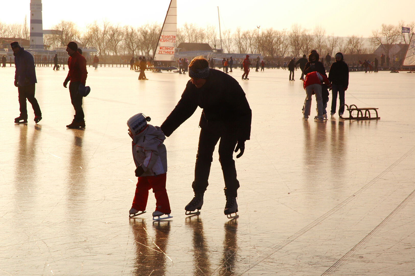 Eislaufen am gefrorenen Neusiedler See | Credit: Luzia Strohmayer / picturedesk.com