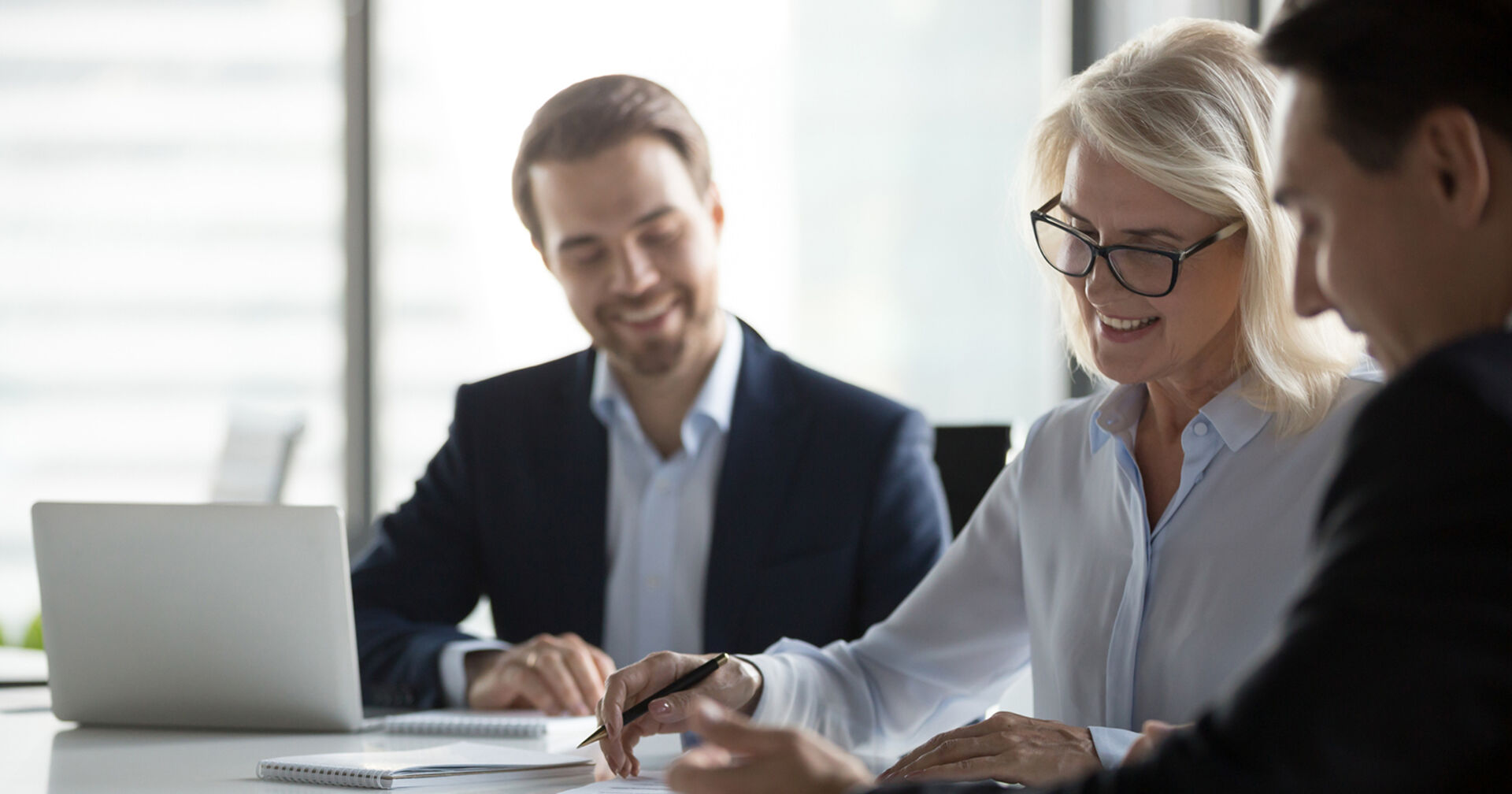 Notare bei der Arbeit | Credit: iStock.com/fizkes