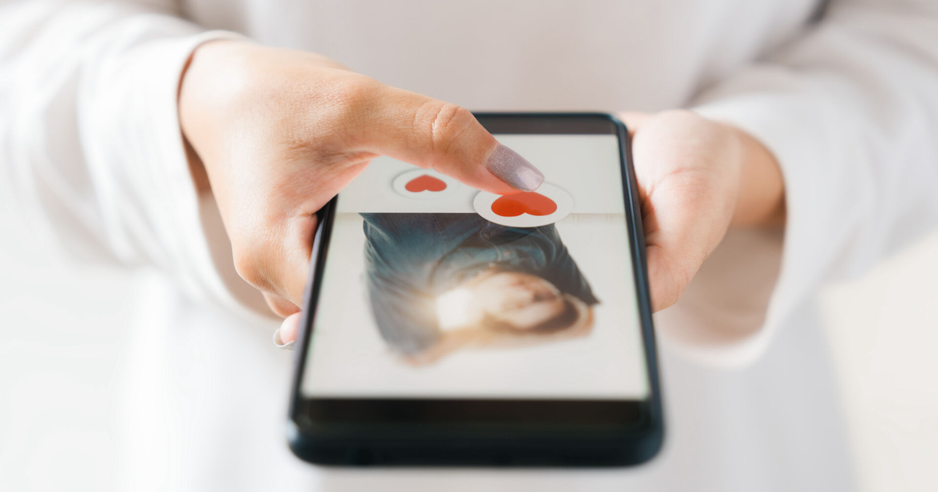 Ein Handy mit einer Dating-App.