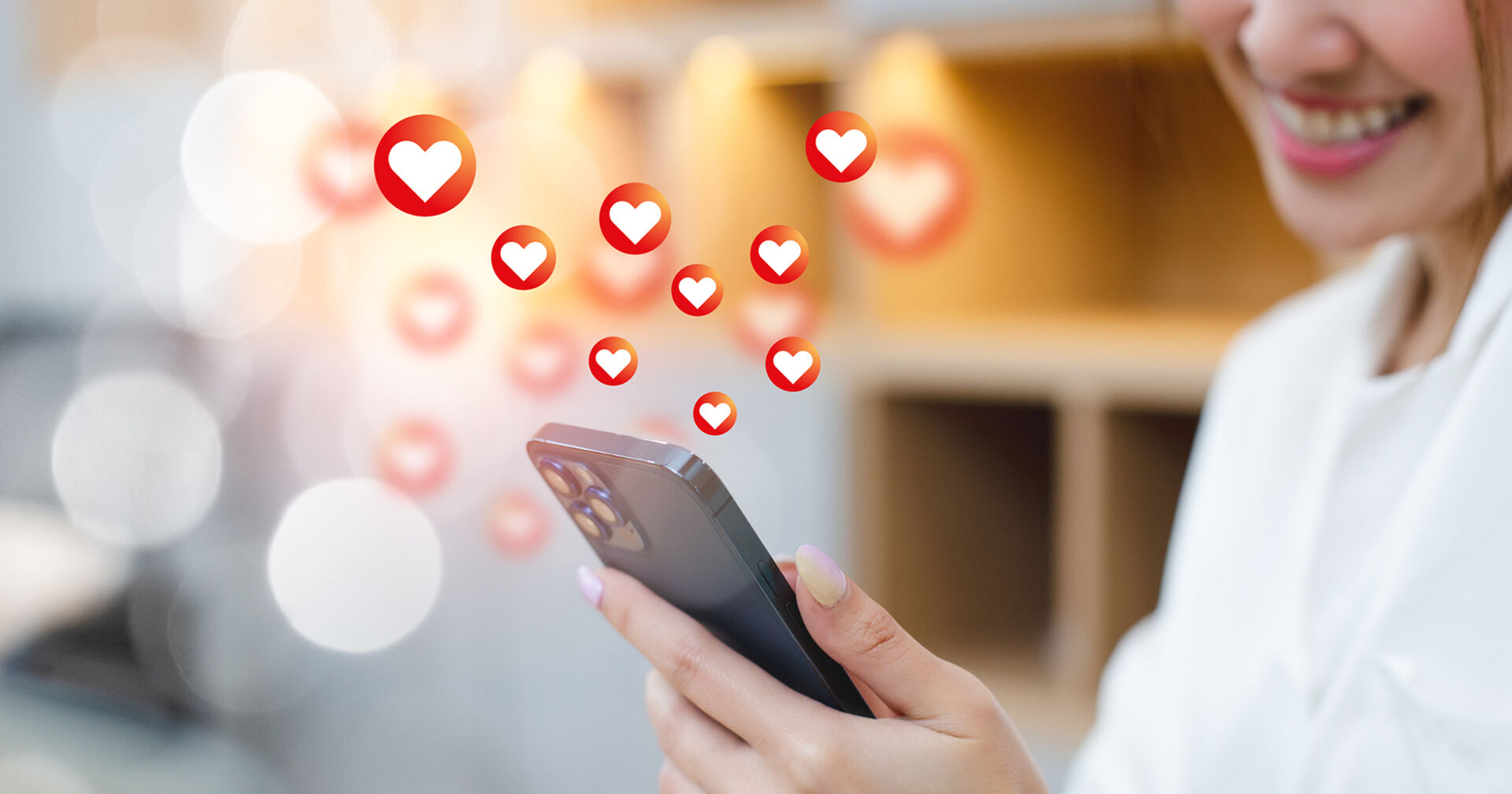 Frau mit Telefon in der Hand | Credit: iStock.com/eakgrunge