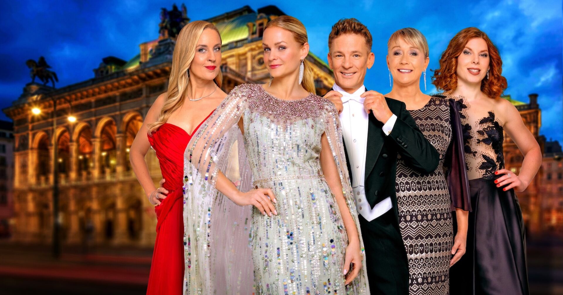 Österreichische Moderatoren vor der Wiener Staatsoper in langen Roben.