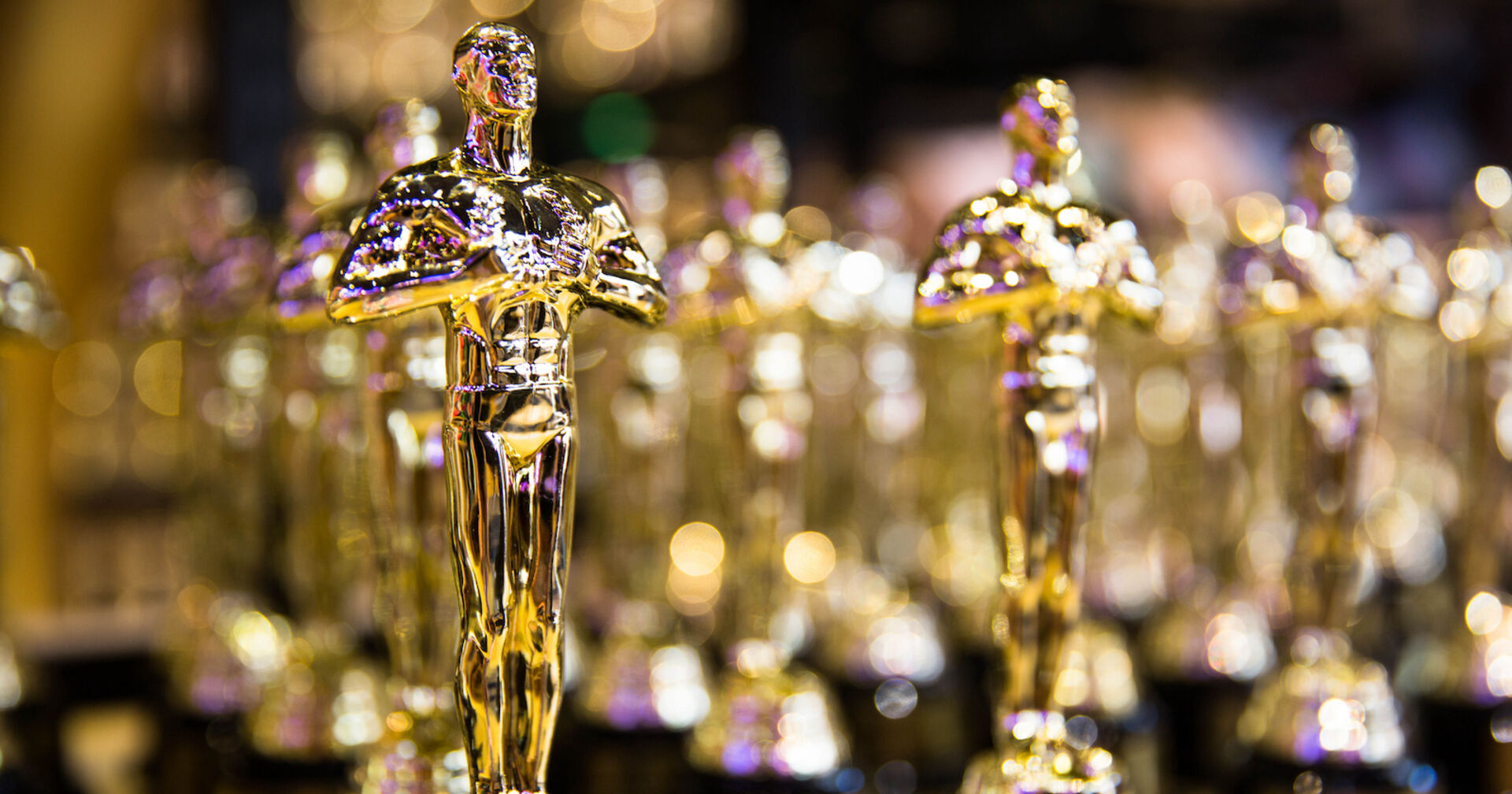 Goldene Oscarstatuen vor der Preisverleihung