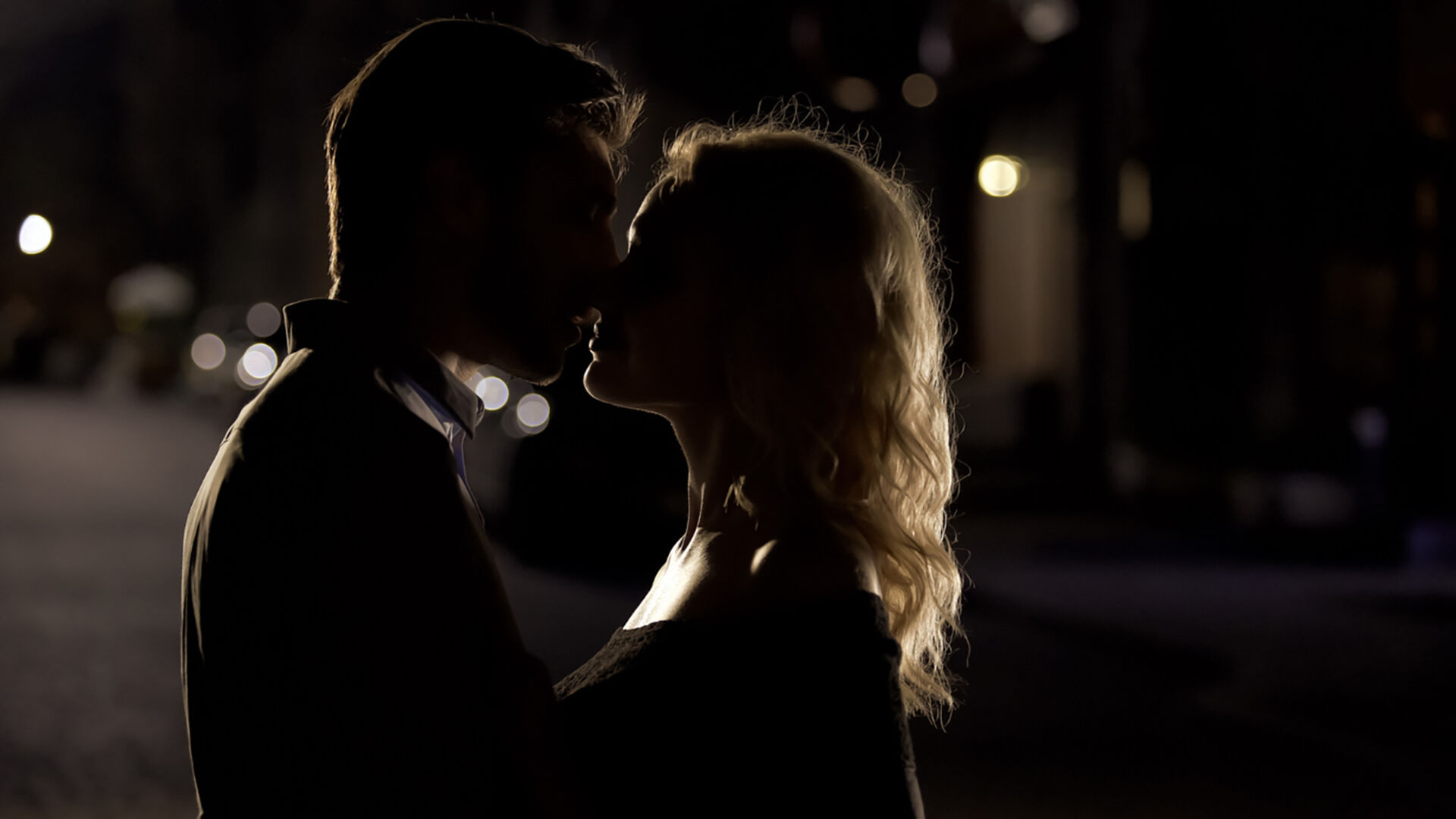 Mann und Frau im Mondschein | Credit: iStock.com/Motortion