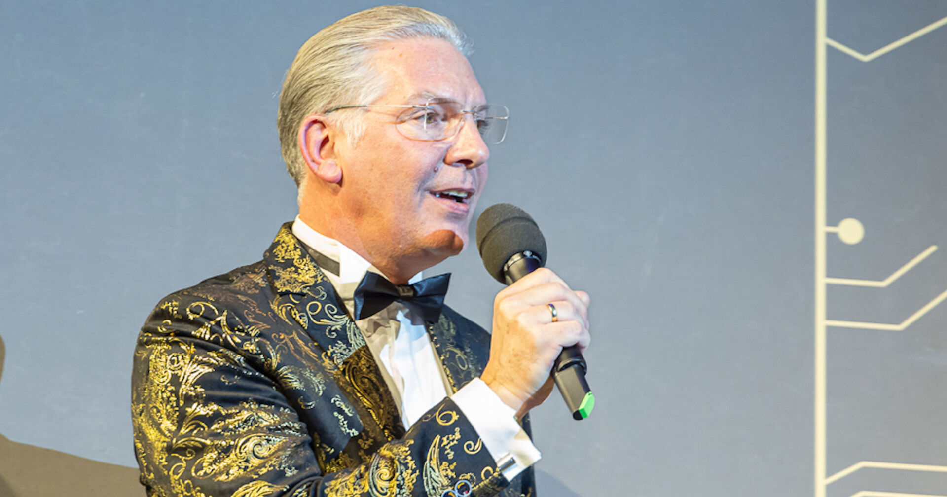 Paul Leitenmüller mit einem goldenen Sakko | Credit: