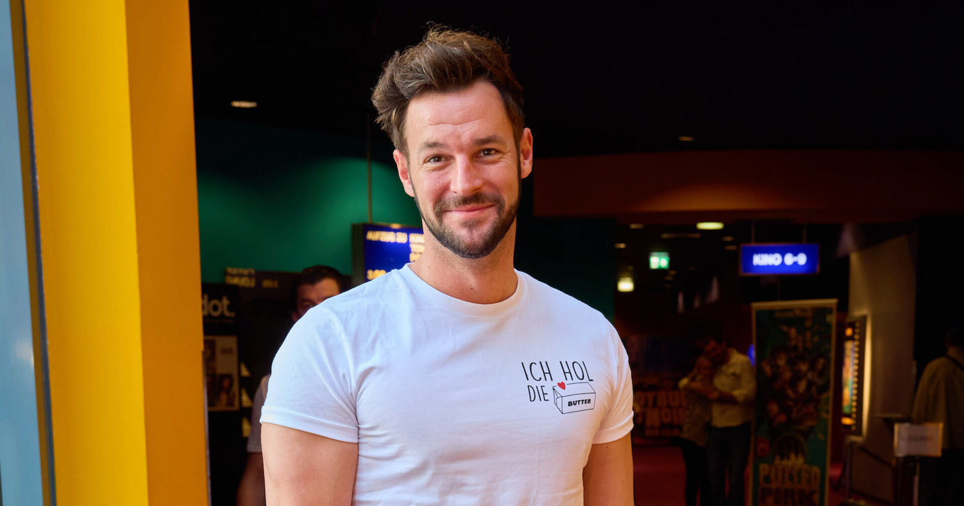 Paul Pizzera in einem weißen T-Shirt.