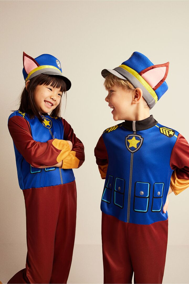 Mädchen und Bub als Chase von Paw Patrol verkleidet.