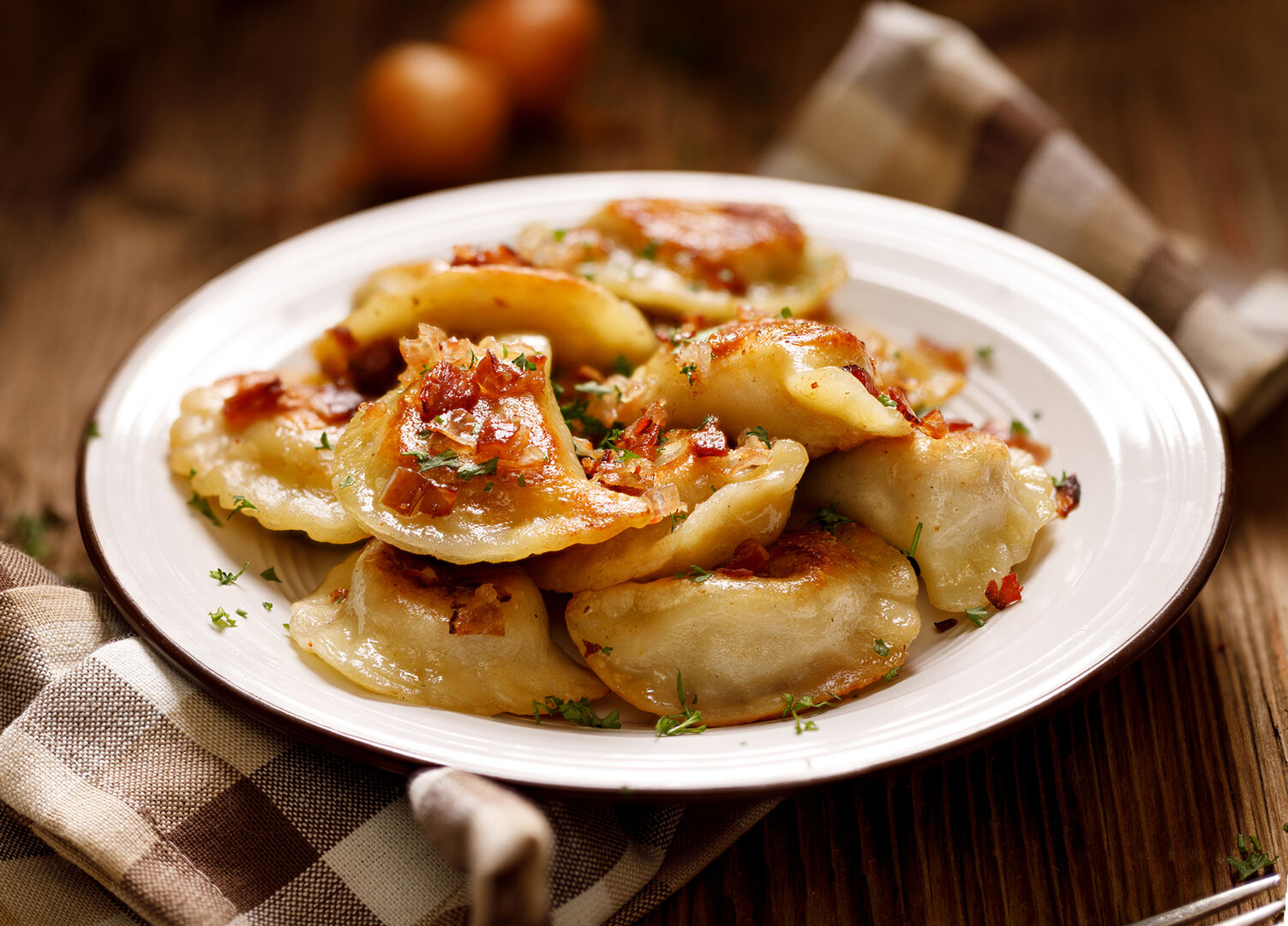 Pierogi auf einem Teller | Credit: iStock.com/zi3000