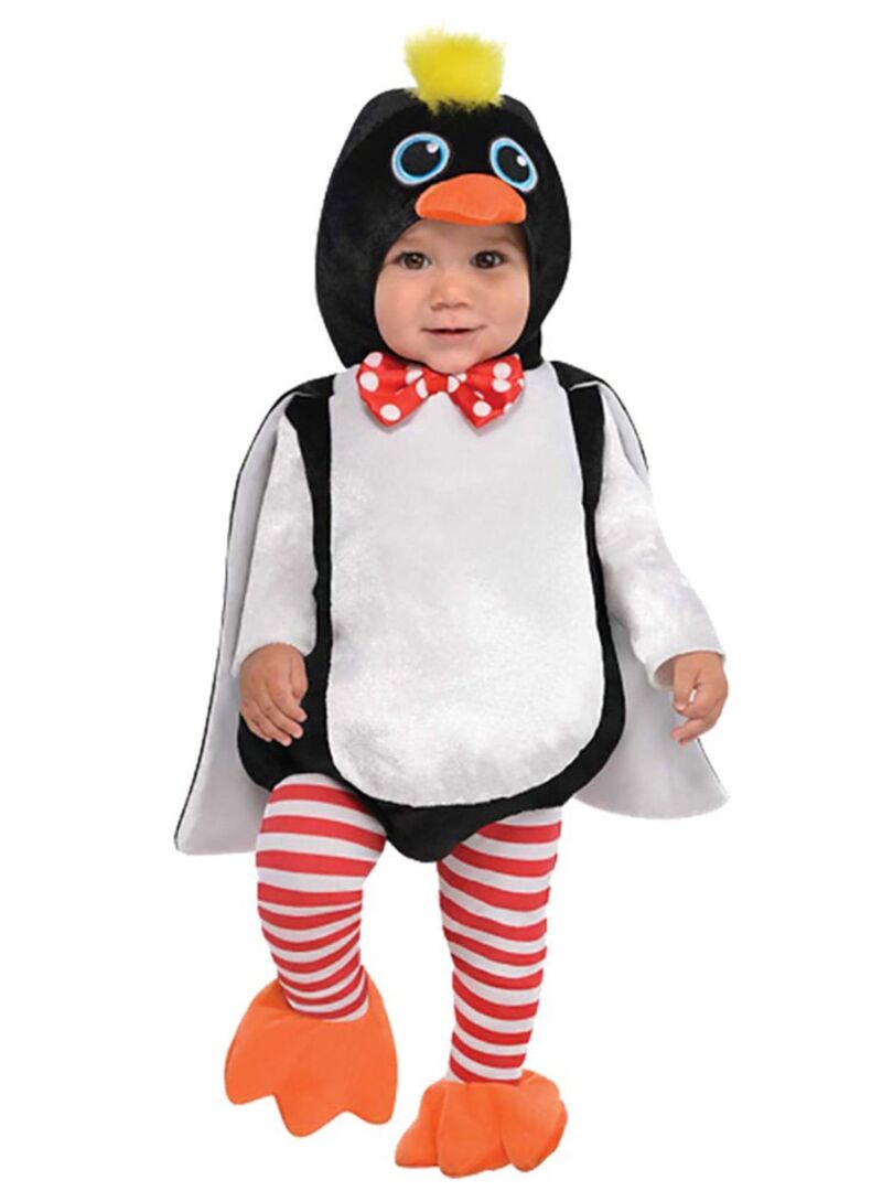 Baby als Pinguin verkleidet.