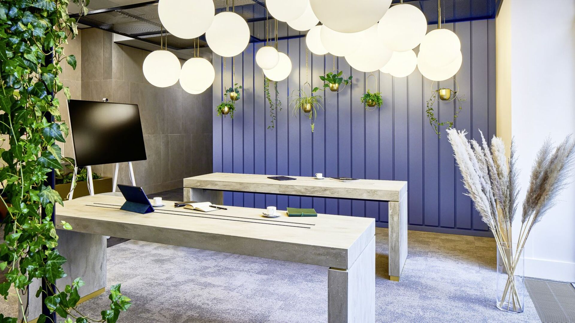 Büro mit weißen Arbeitsplätzen | Credit: Daniel Hawelka