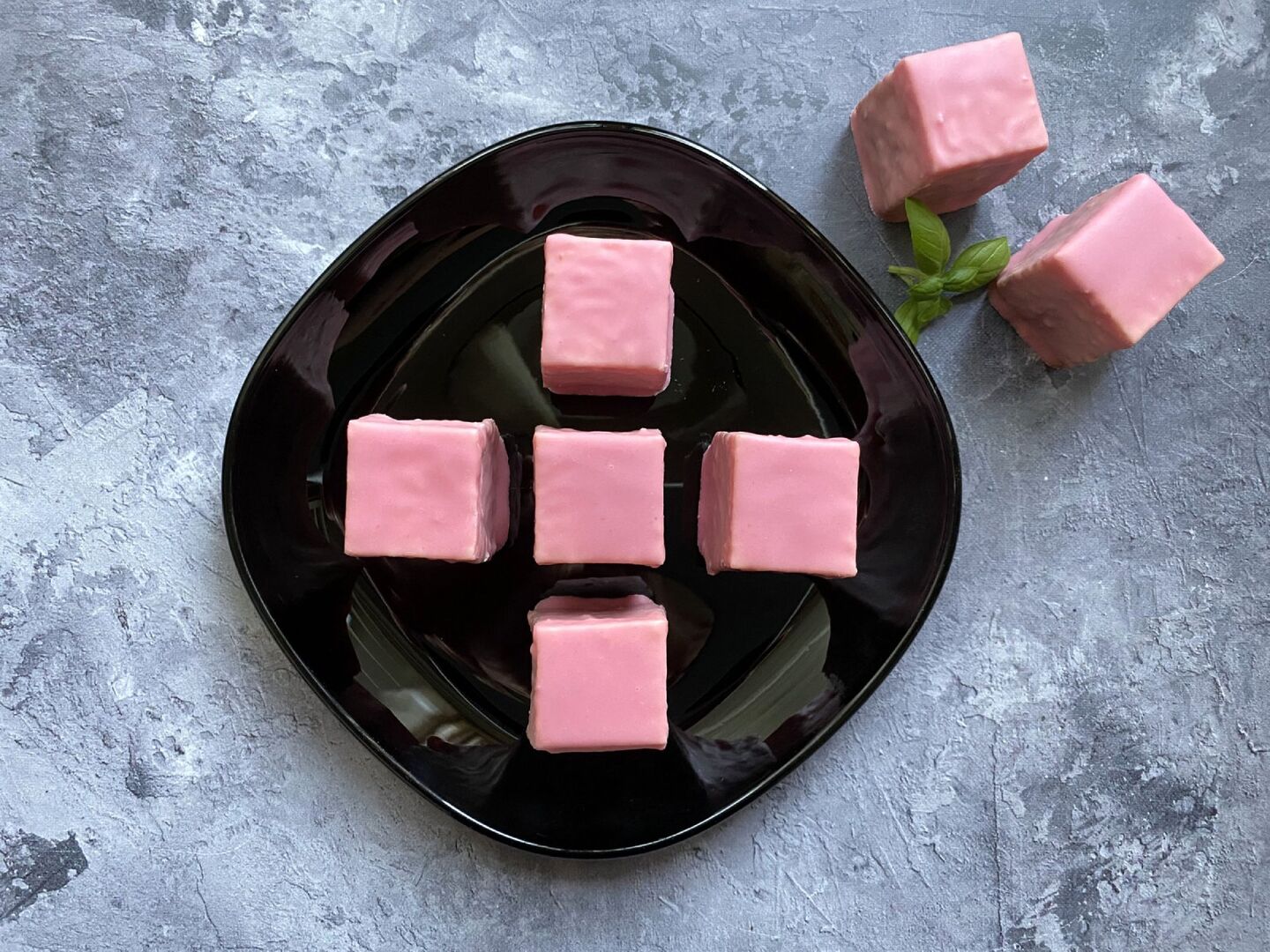 Punschkrapfen auf einem Teller | Credit: iStock.com/Julia Nagy