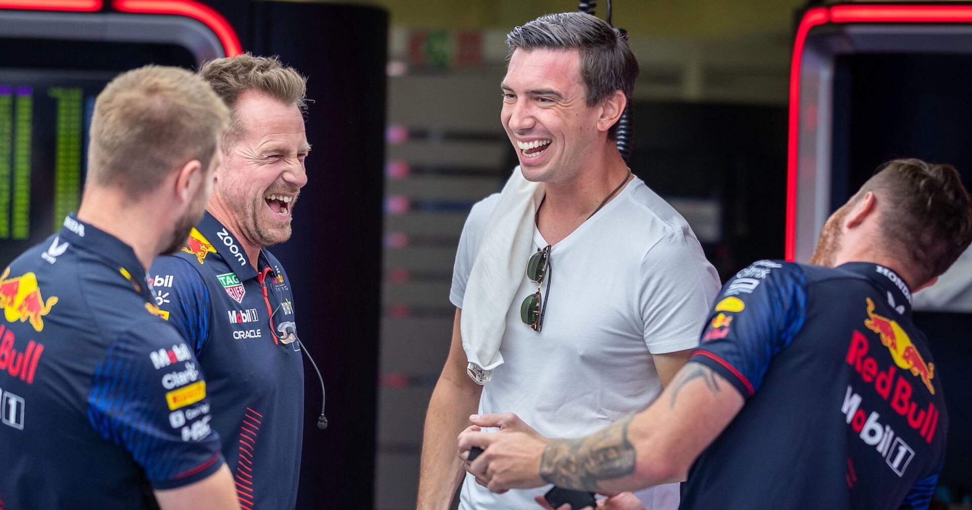 Mark Mateschitz mit dem Team des Rennstalls von Red Bull. Sie lachen und scherzen