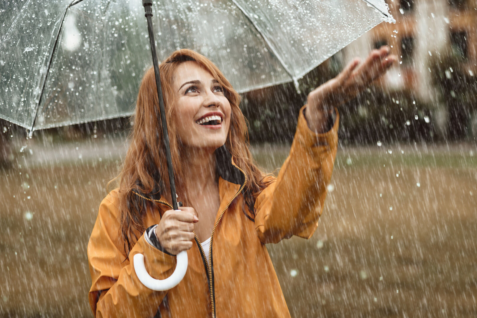 Frau im Regen | Credit: iStock.com/YakobchukOlena