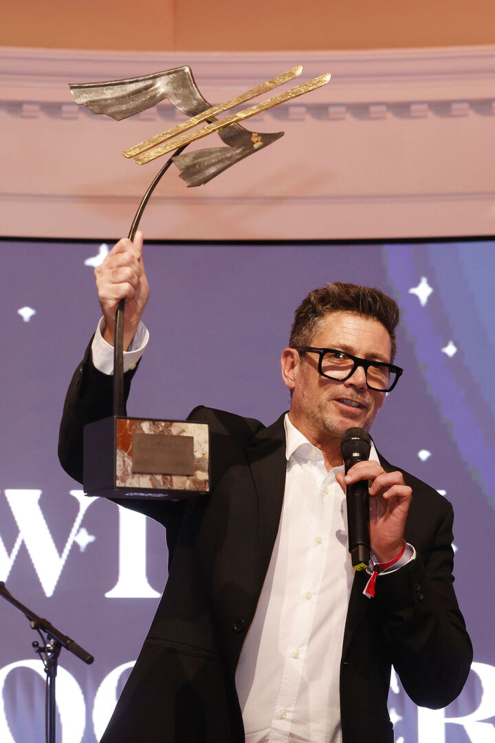 Reto Lamm übernimmt den Pokal in Kitzbühel.