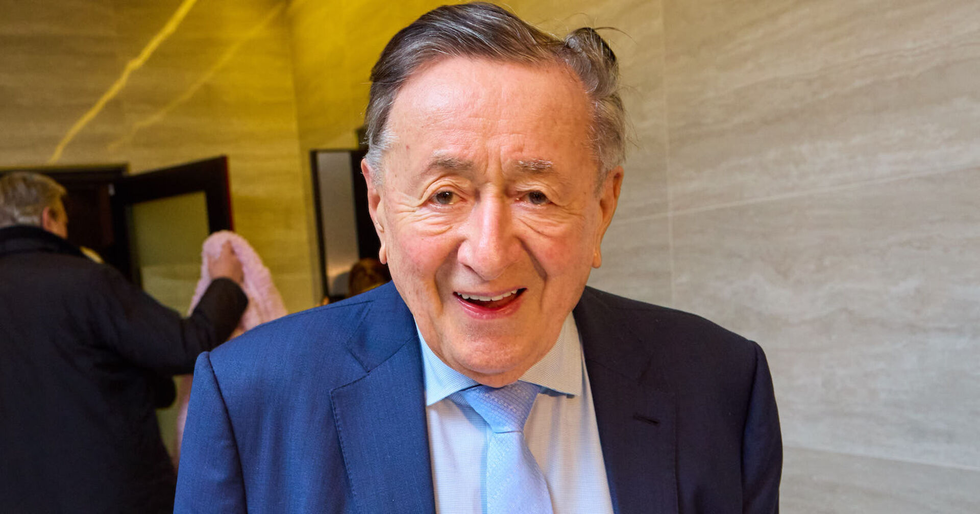 Richard Lugner mit einem blauen Sakko und einer hellblauen Krawatte.