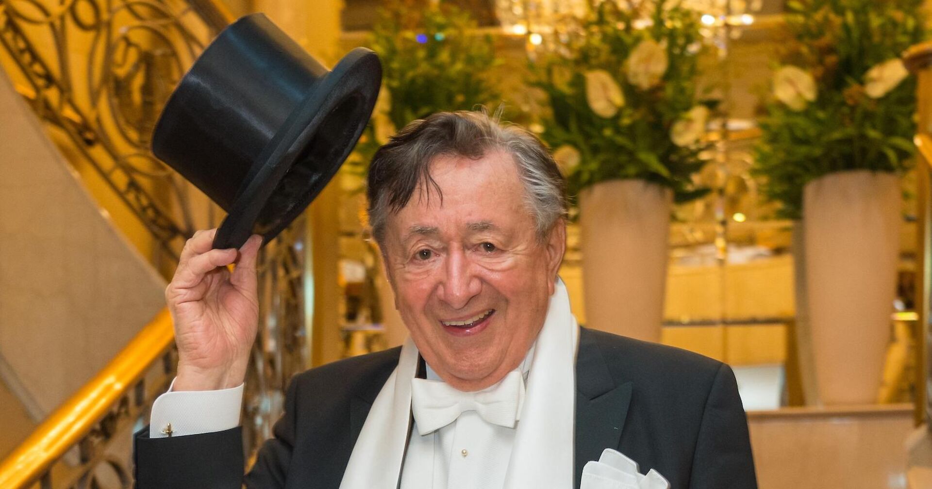 Richard Lugner in Frack und Zylinder beim Opernball.