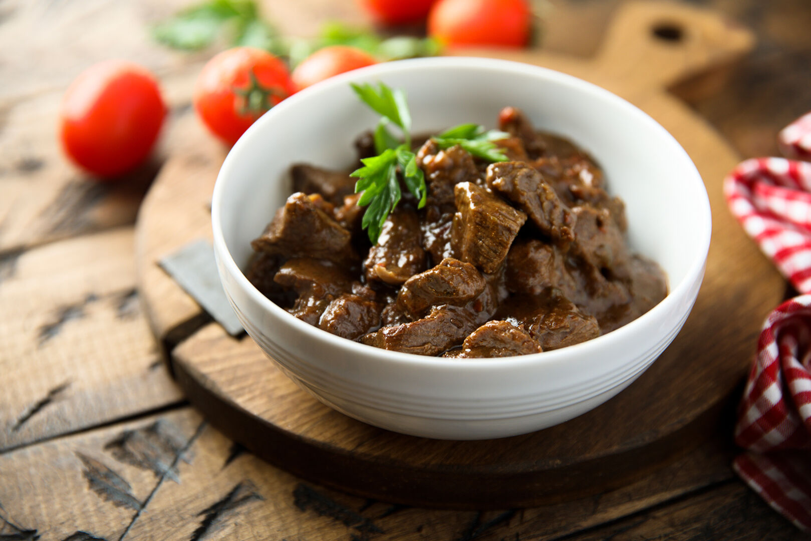 Rindergulasch in einem Teller | Credit: iStock.com/Mariha-kitchen