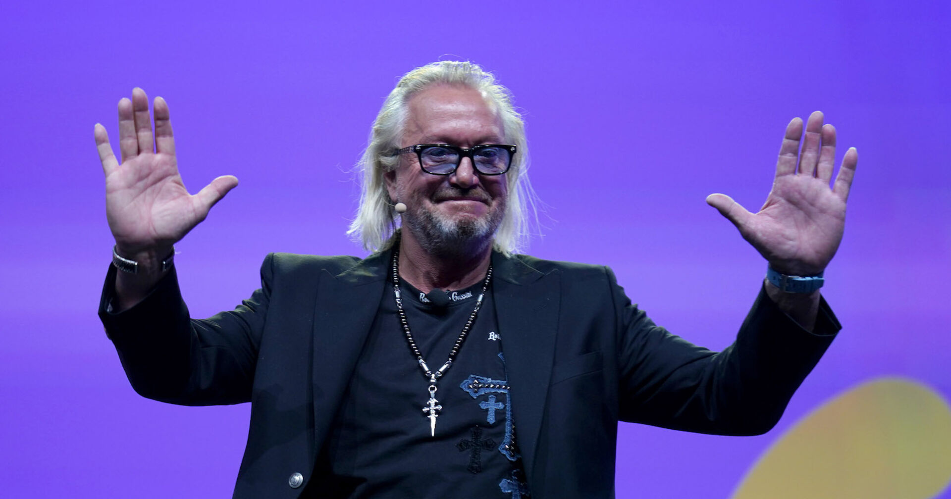 Robert Geissen mit einem schwarzen Sakko und einer Sonnenbrille.