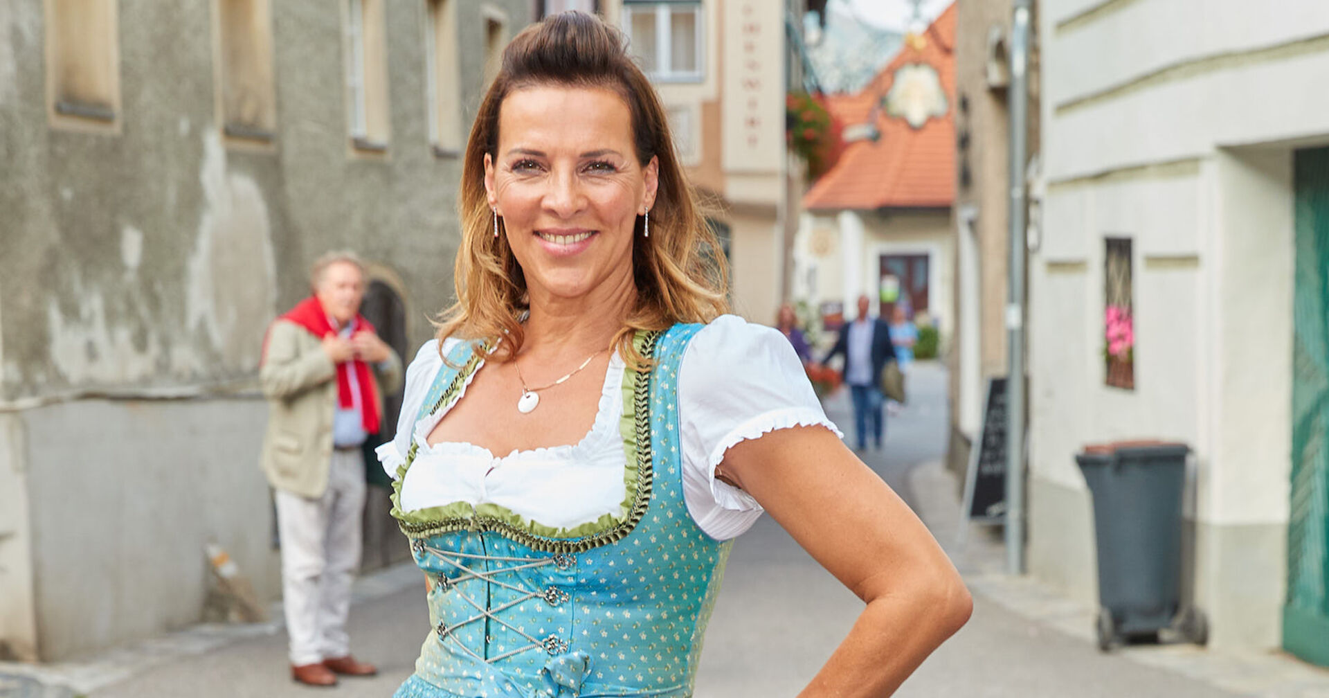 Sabine Petzl mit hochgesteckten Haaren und in einem blauen Dirndl.