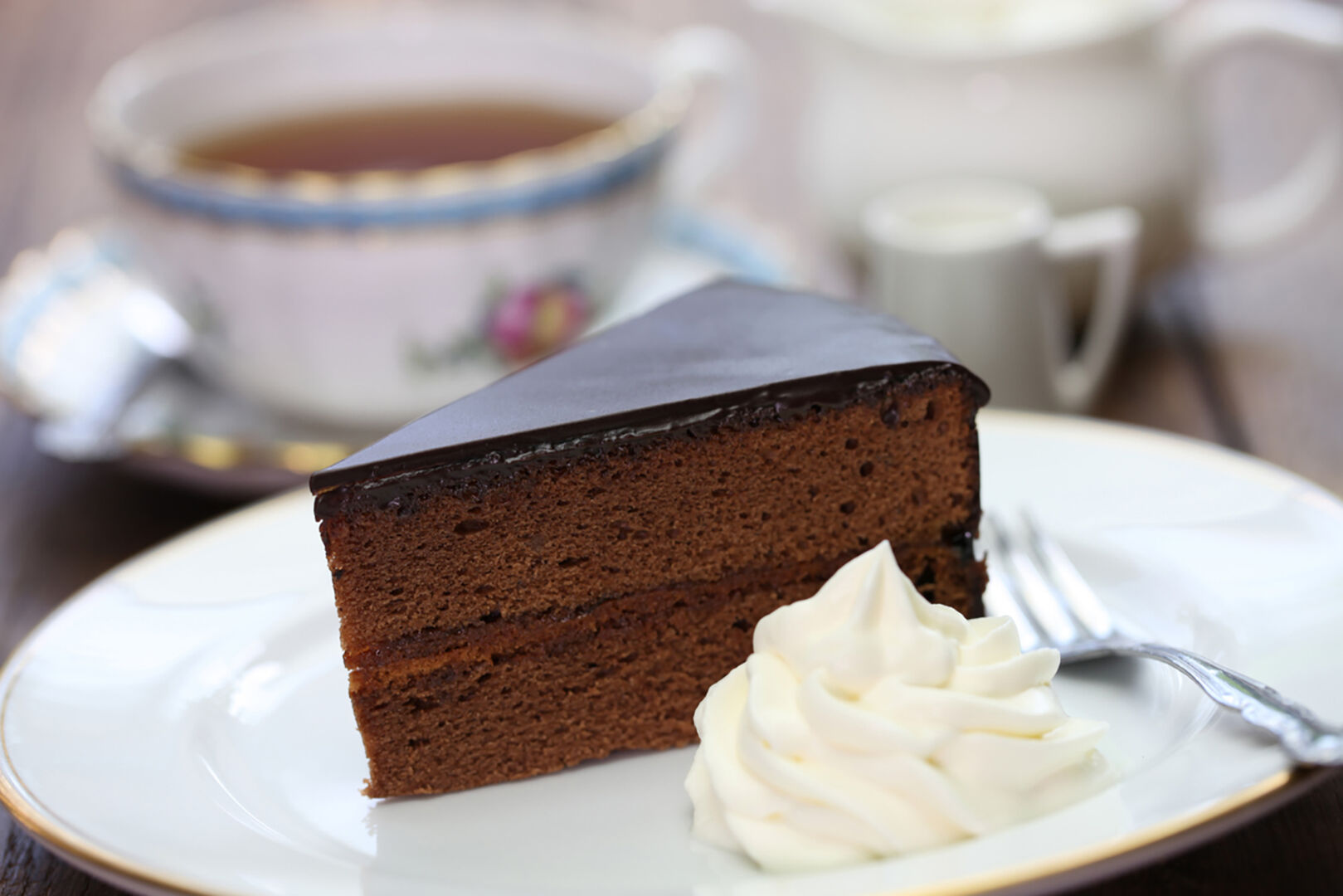 Sacher-Torte auf einem Teller | Credit: iStock.com/bonchan